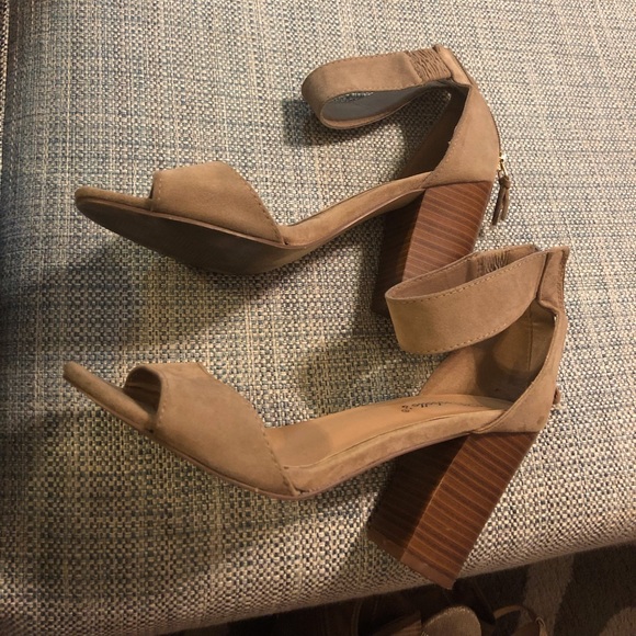 Tan Heels - Picture 2 of 2